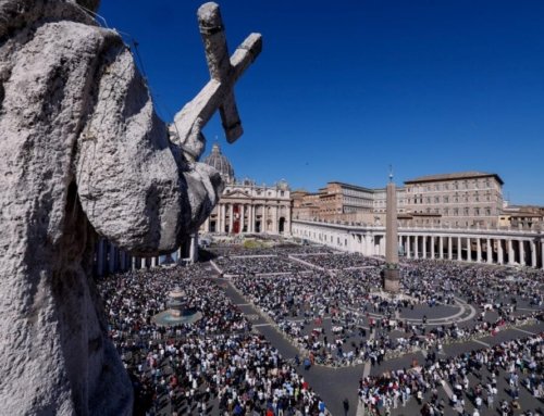 At Easter Mass, Pope Leo proclaims Resurrection conquers ‘the power of death’