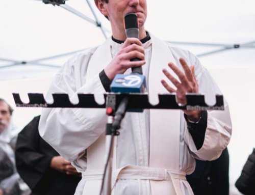 Chicago group’s Easter Triduum visits bring comfort of the Eucharist to ICE detainees